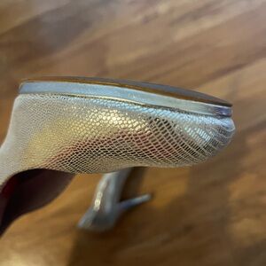 Tahari silver pumps 9 1/2
